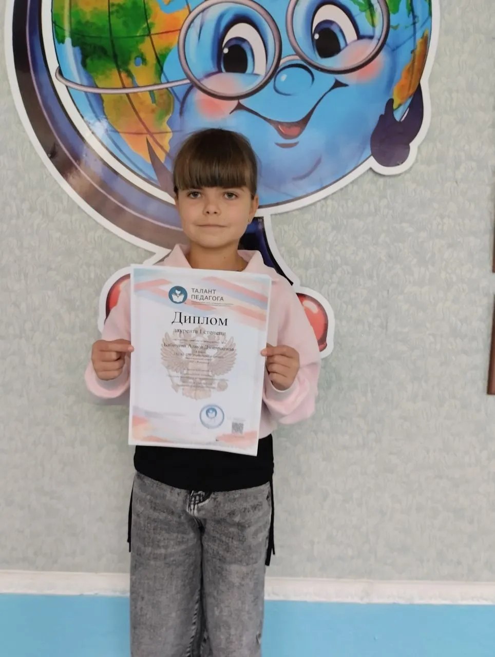 Воспитанница творческого объединения, "Любители декоративных животных,, Ровеньковского детского экологического центра, Алиса Бабичева одержала блестящую победу на Всероссийской олимпиаде, "Экология человека и экологическое...