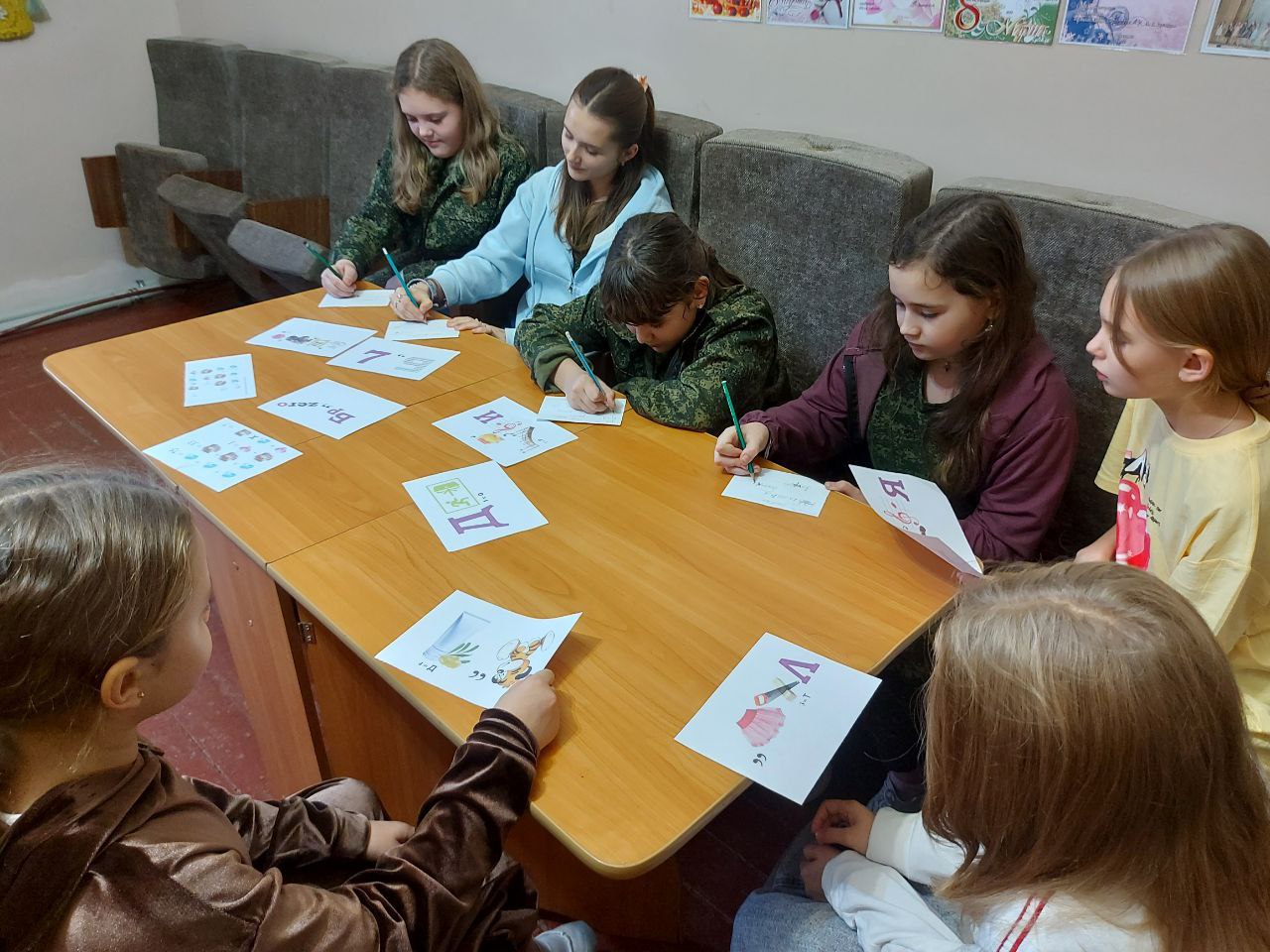 В Доме культуры им. Горького пгт Ясеновский была проведена интерактивная игра «Финансовые ребусы» В Доме культуры им. Горького пгт Ясеновский была проведена интерактивная игра «Финансовые ребусы»