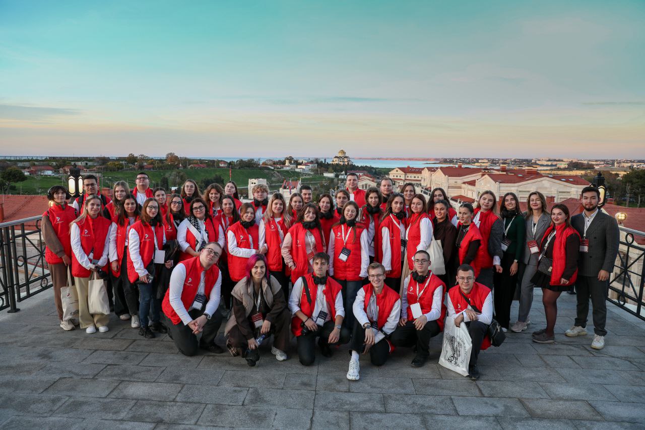 Студенты Брянковского колледжа ЛГПУ завершили свою насыщенную поездку на форум «Ливадия: Главные слова о России» Студенты Брянковского колледжа ЛГПУ завершили свою насыщенную поездку на форум «Ливадия: Главные слова о России»