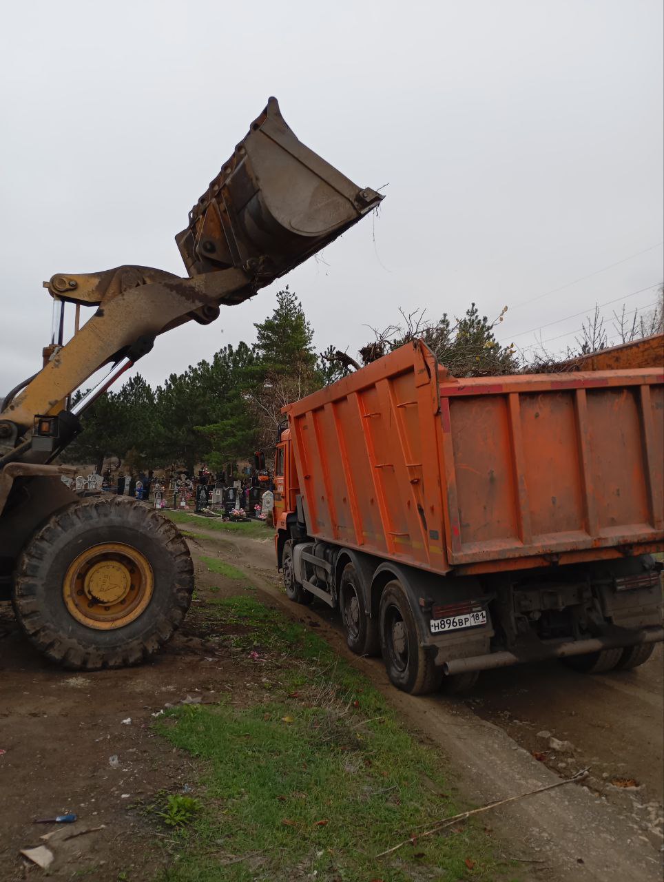 Чистота и порядок на кладбище пос