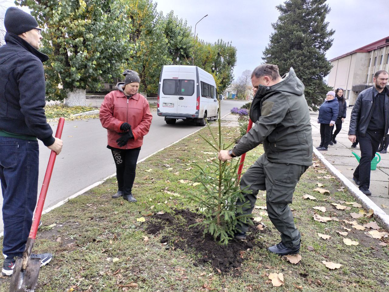 Сегодня по поручению Главы городского округа город Ровеньки Андрея Рубанцова работники учреждений культуры высадили ели возле мемориального комплекса «Слава» Сегодня по поручению Главы городского округа город Ровеньки Андрея Рубанцова работники учреждений культуры высадили ели возле мемориального комплекса «Слава»