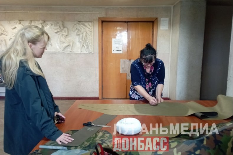 Сенатор РФ Дарья Лантратова вместе с Главой округа Андреем Сухачевым посетила волонтерский пункт «Все для Победы» в Свердловске Сенатор РФ Дарья Лантратова вместе с Главой округа Андреем Сухачевым посетила волонтерский пункт «Все для Победы» в Свердловске