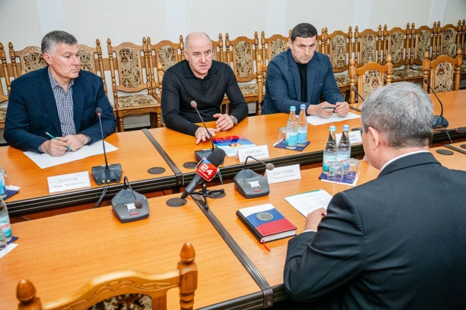 Леонид Пасечник встретился с Главой Карачаево-Черкесской Республики Рашидом Темрезовым Леонид Пасечник встретился с Главой Карачаево-Черкесской Республики Рашидом Темрезовым