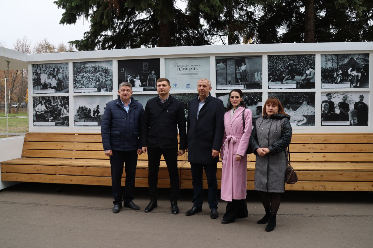В Луганске открылась уличная выставка «Театральная площадь» В Луганске открылась уличная выставка «Театральная площадь»