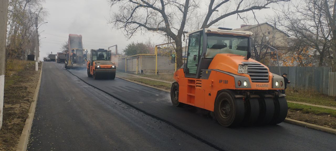 В Краснодоне продолжаются работы по ремонту автомобильных дорог местного значения