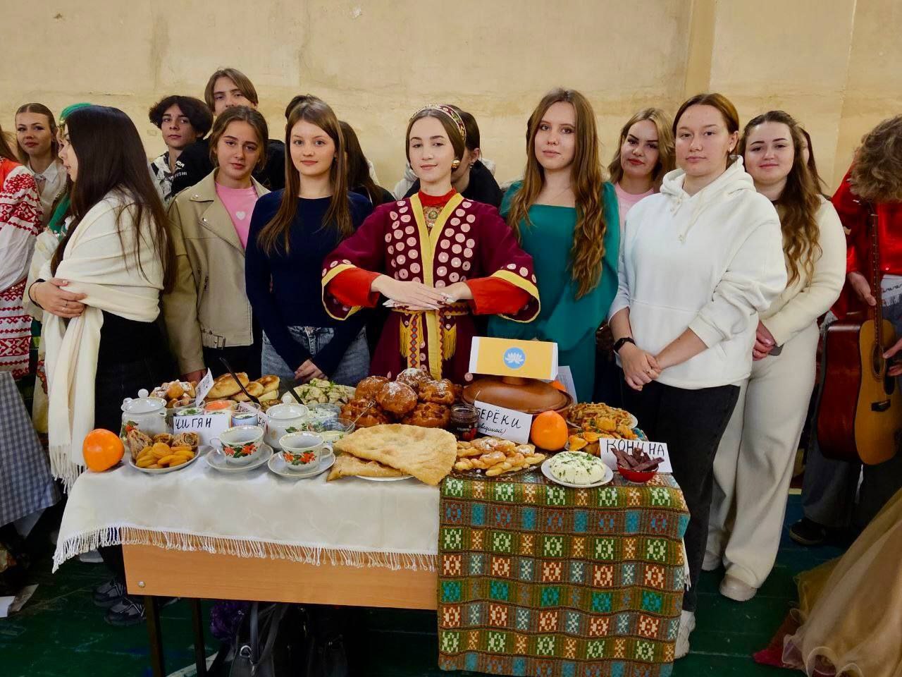 В честь Дня народного единства Старобельский факультет и Старобельский колледж – филиалы ФГБО ВО "ЛГПУ" провели грандиозную ярмарку национальной кухни В честь Дня народного единства Старобельский факультет и Старобельский колледж – филиалы ФГБО ВО "ЛГПУ" провели грандиозную ярмарку национальной кухни