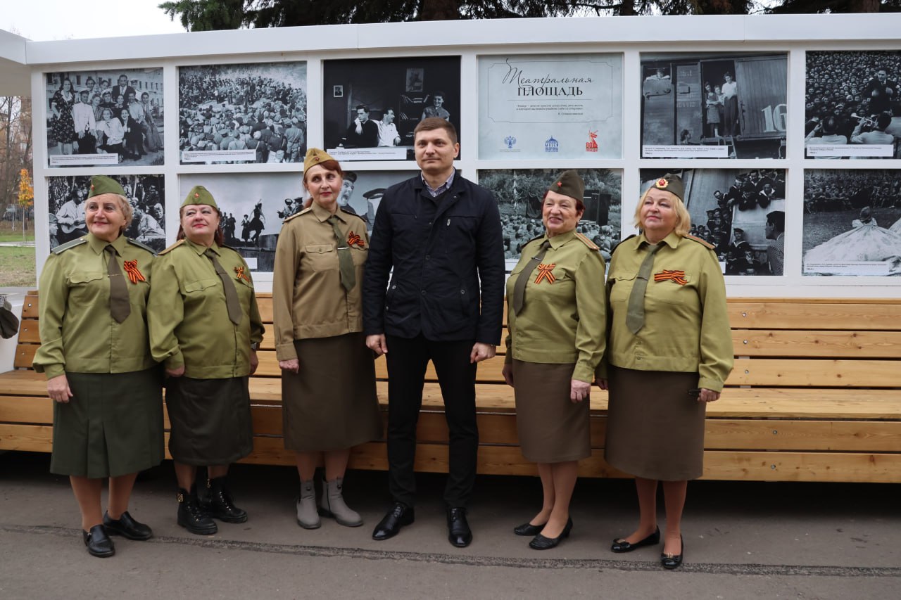 В Луганске открылась уличная выставка «Театральная площадь» В Луганске открылась уличная выставка «Театральная площадь»