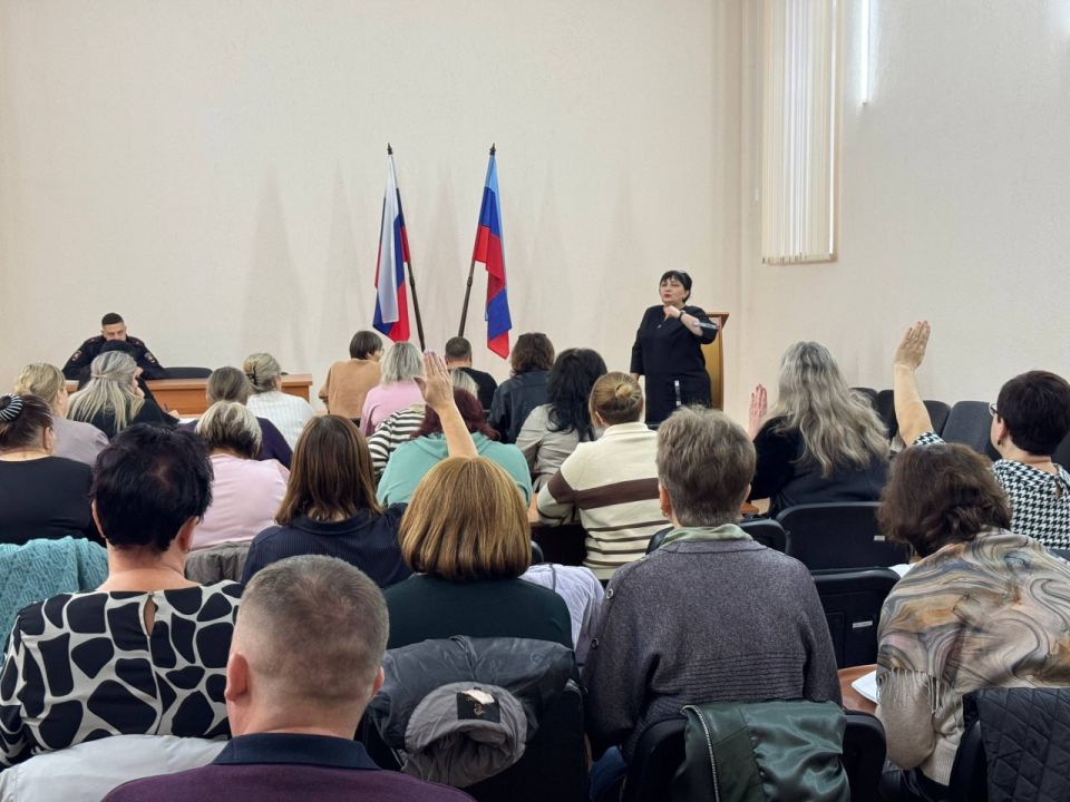 В Краснодоне состоялось рабочее совещание с директорами общеобразовательных учреждений по вопросам организации подвоза детей В Краснодоне состоялось рабочее совещание с директорами общеобразовательных учреждений по вопросам организации подвоза детей