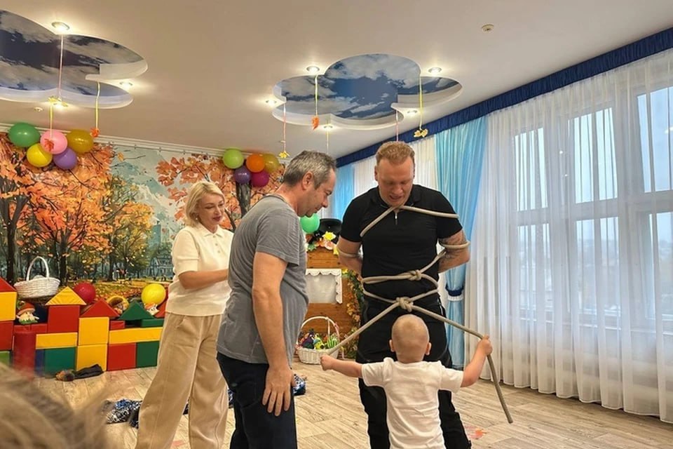 Дом ребёнка в Луганске посетили известные цирковые артисты