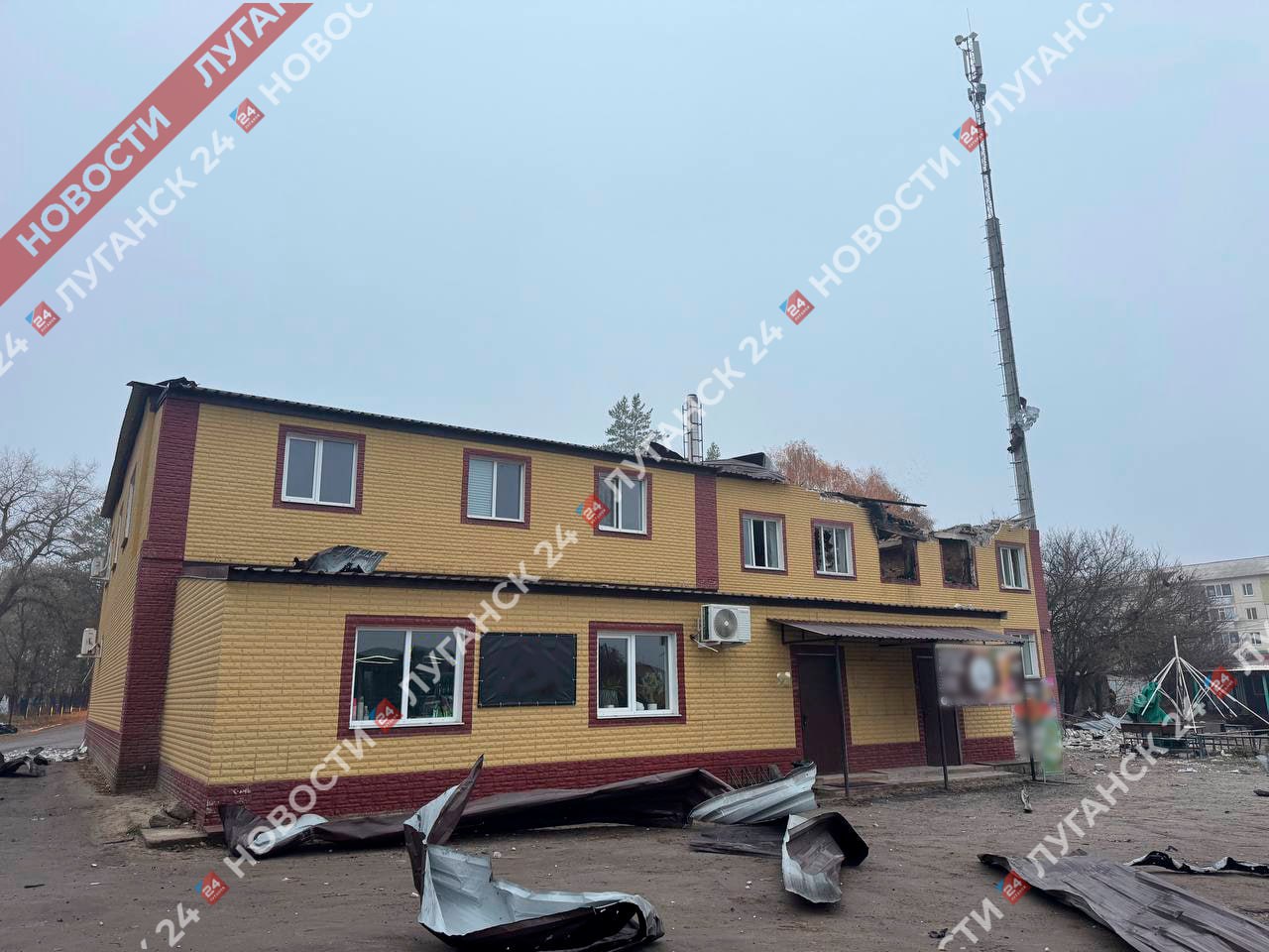 Кадры с места обстрела боевиками ВФУ двухэтажного торгового центра в Новопскове