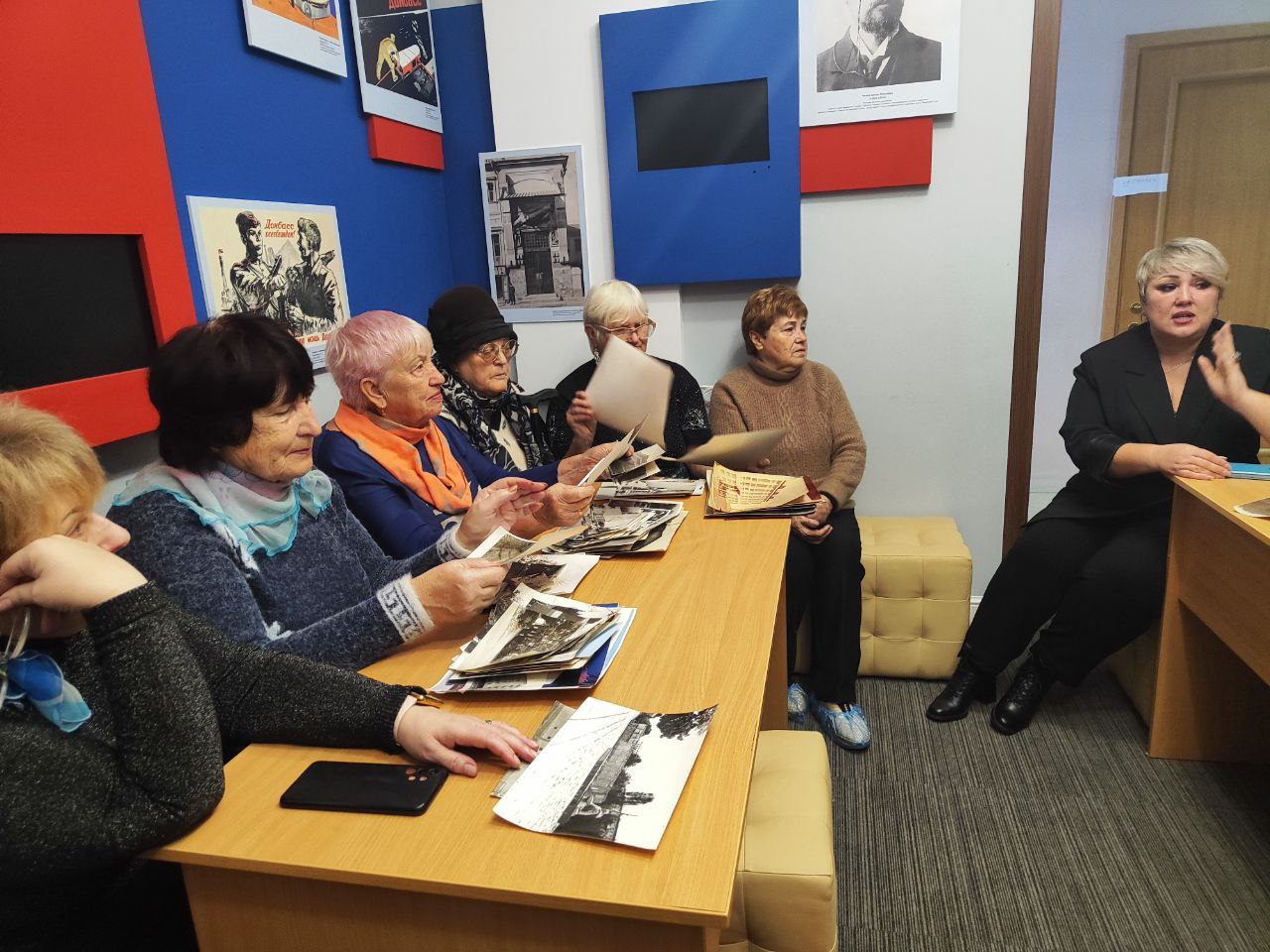 В Антрацитовском историческом музее прошло мероприятие «Вспомним былое», приуроченное ко Дню рассматривания старых фотографий В Антрацитовском историческом музее прошло мероприятие «Вспомним былое», приуроченное ко Дню рассматривания старых фотографий