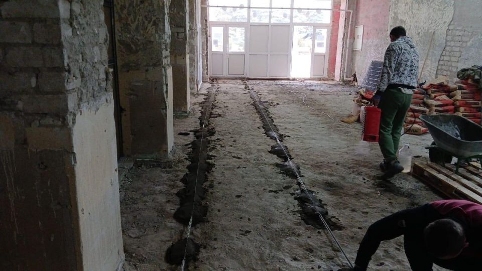 В Марковском районном доме культуры приступили к заливке новых полов В Марковском районном доме культуры приступили к заливке новых полов