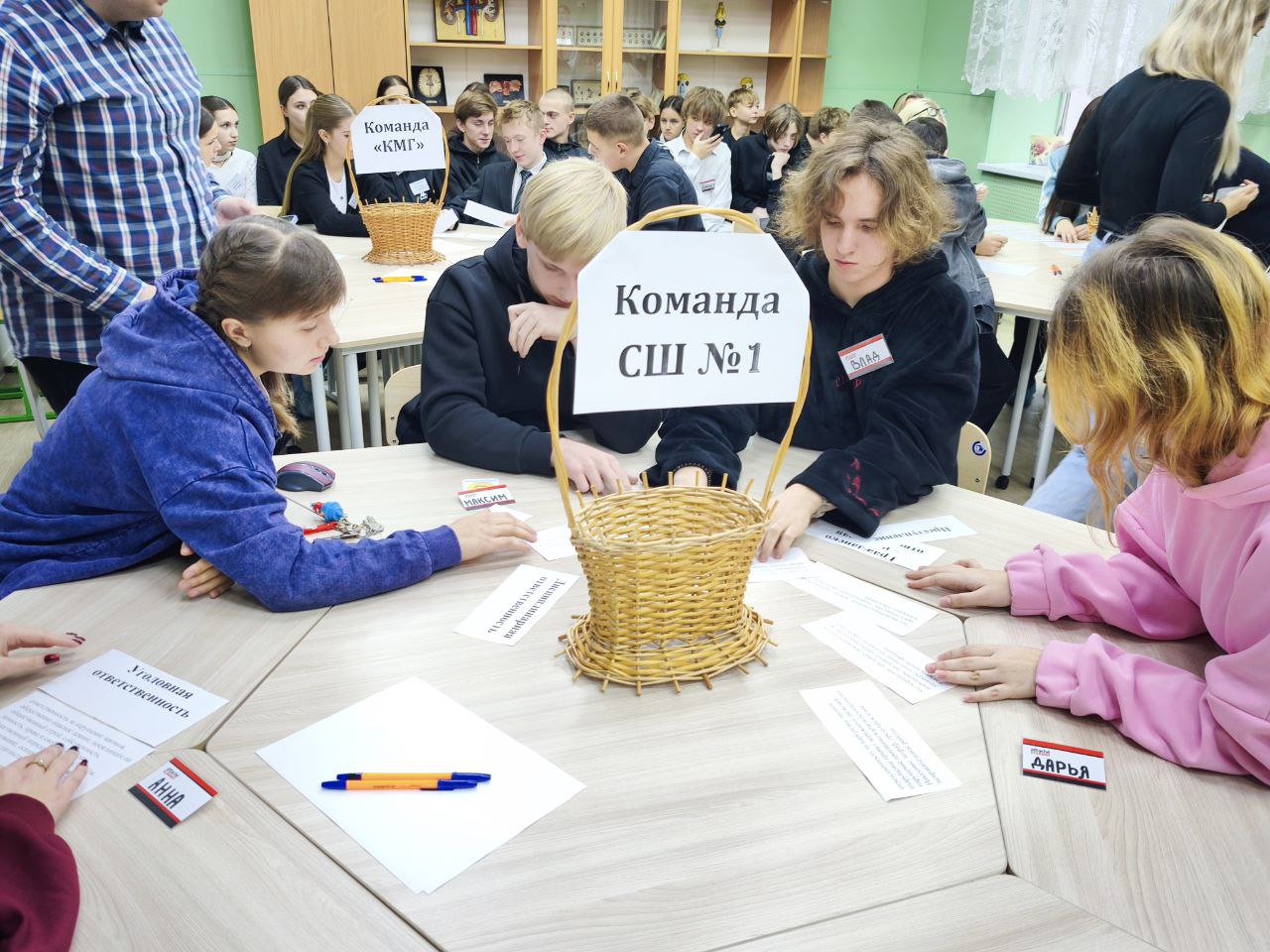 В Кировской средней школе №1 состоялось мероприятие правового брейн-ринга с элементами круглого стола В Кировской средней школе №1 состоялось мероприятие правового брейн-ринга с элементами круглого стола