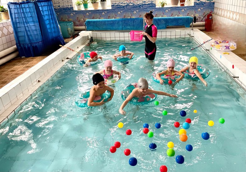 В Ровеньковском детском саду «Радуга» начал свою работу бассейн В Ровеньковском детском саду «Радуга» начал свою работу бассейн