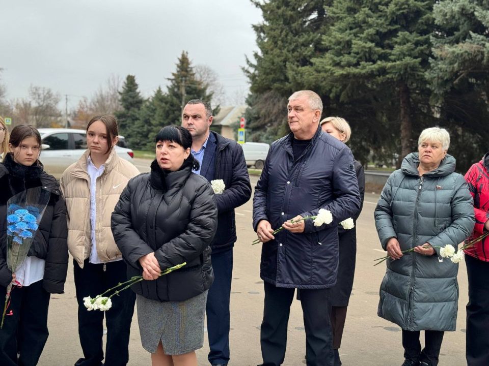 Руководство администрации, вместе с учащимися Славяносербской школы, депутатами совета и общественниками возложили цветы к бюсту Дмитрия Степановича Полянского — видного политического деятеля и инициатора образования... Руководство администрации, вместе с учащимися Славяносербской школы, депутатами совета и общественниками возложили цветы к бюсту Дмитрия Степановича Полянского — видного политического деятеля и инициатора образования...