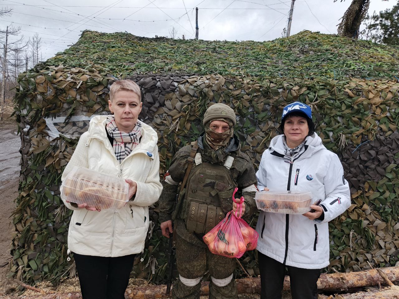 Рубежанские единороссы передали свежую выпечку военнослужащим ко Дню народного единства Рубежанские единороссы передали свежую выпечку военнослужащим ко Дню народного единства