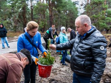 Марина Филиппова: Сегодня в нашем Парке Дружбы прошла замечательная экологическая акция по обновлению зеленых насаждений, в рамках которой были высажены сотни хвойных саженцев