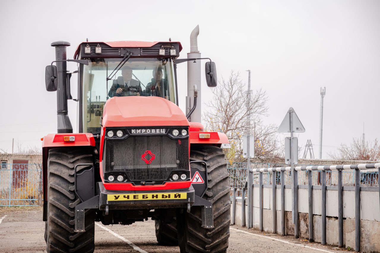 Леонид Пасечник: Открыли первый среди новых регионов современный учебный трактородром на базе Новосветловского аграрного колледжа
