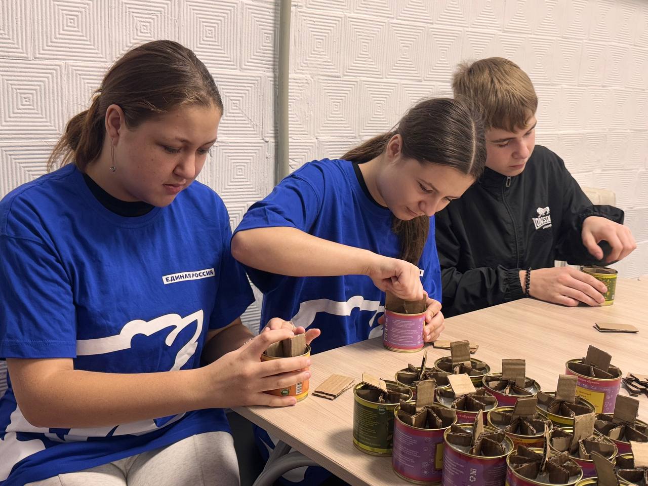 В рамках акции «Zа Победу» Антрацитовские единороссы изготовили окопные свечи В рамках акции «Zа Победу» Антрацитовские единороссы изготовили окопные свечи