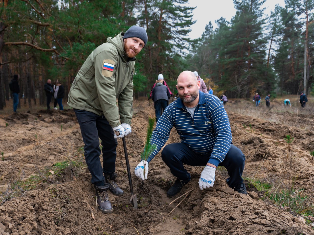 Марина Филиппова: Сегодня в нашем Парке Дружбы прошла замечательная экологическая акция по обновлению зеленых насаждений, в рамках которой были высажены сотни хвойных саженцев Марина Филиппова: Сегодня в нашем Парке Дружбы прошла замечательная экологическая акция по обновлению зеленых насаждений, в рамках которой были высажены сотни хвойных саженцев