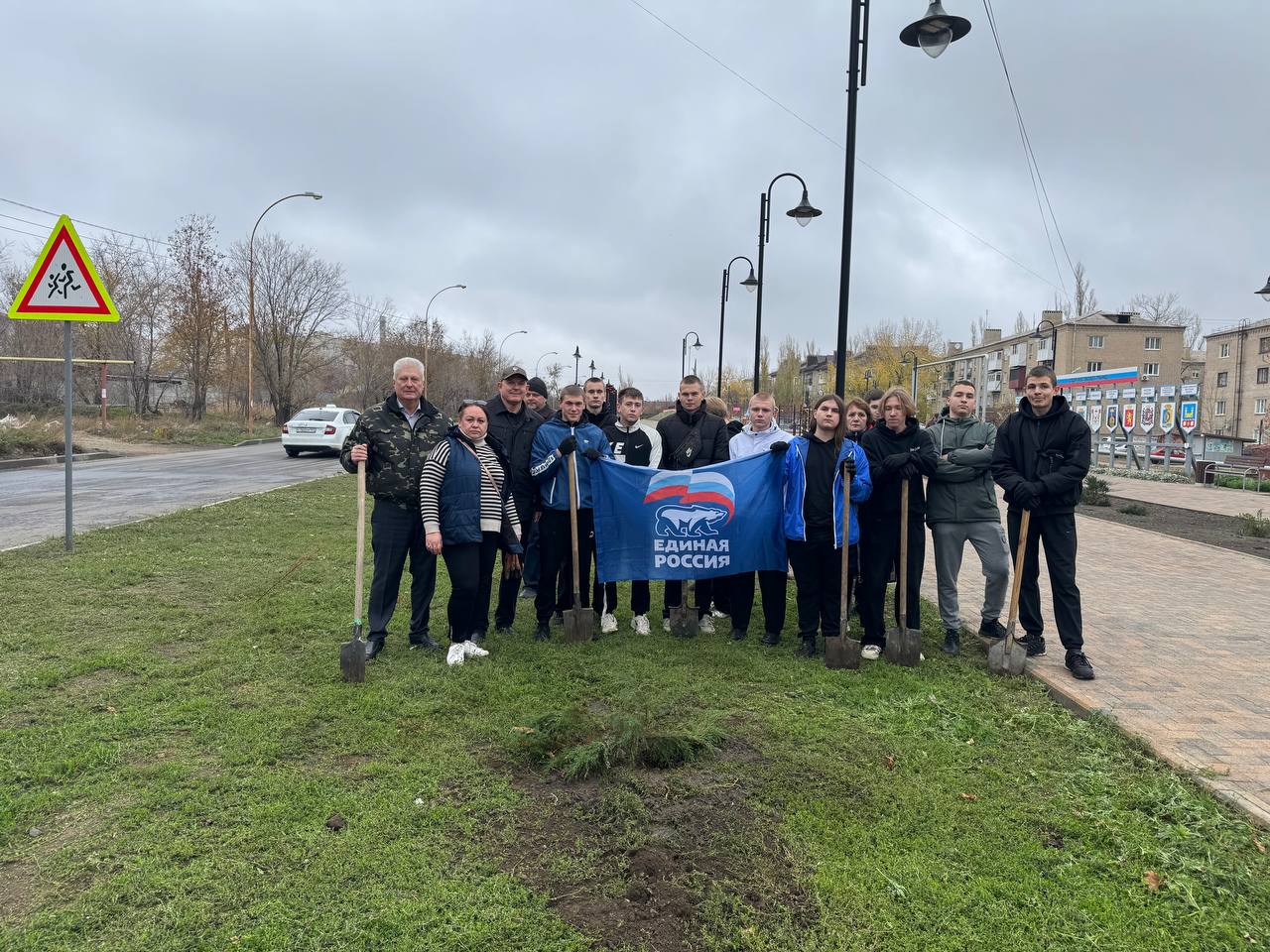 Активисты Партии «Единая Россия» высадили деревья вдоль Аллеи Защитников Родины