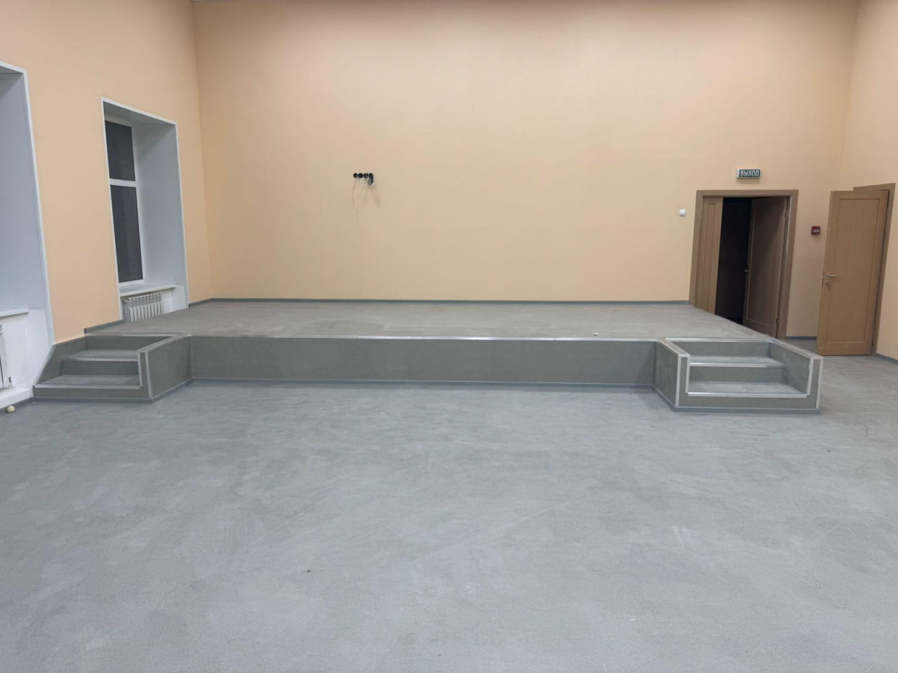 Подрядчики из Башкортостана завершили капремонт 3-го этажа Краснолучской школы № 7 Подрядчики из Башкортостана завершили капремонт 3-го этажа Краснолучской школы № 7