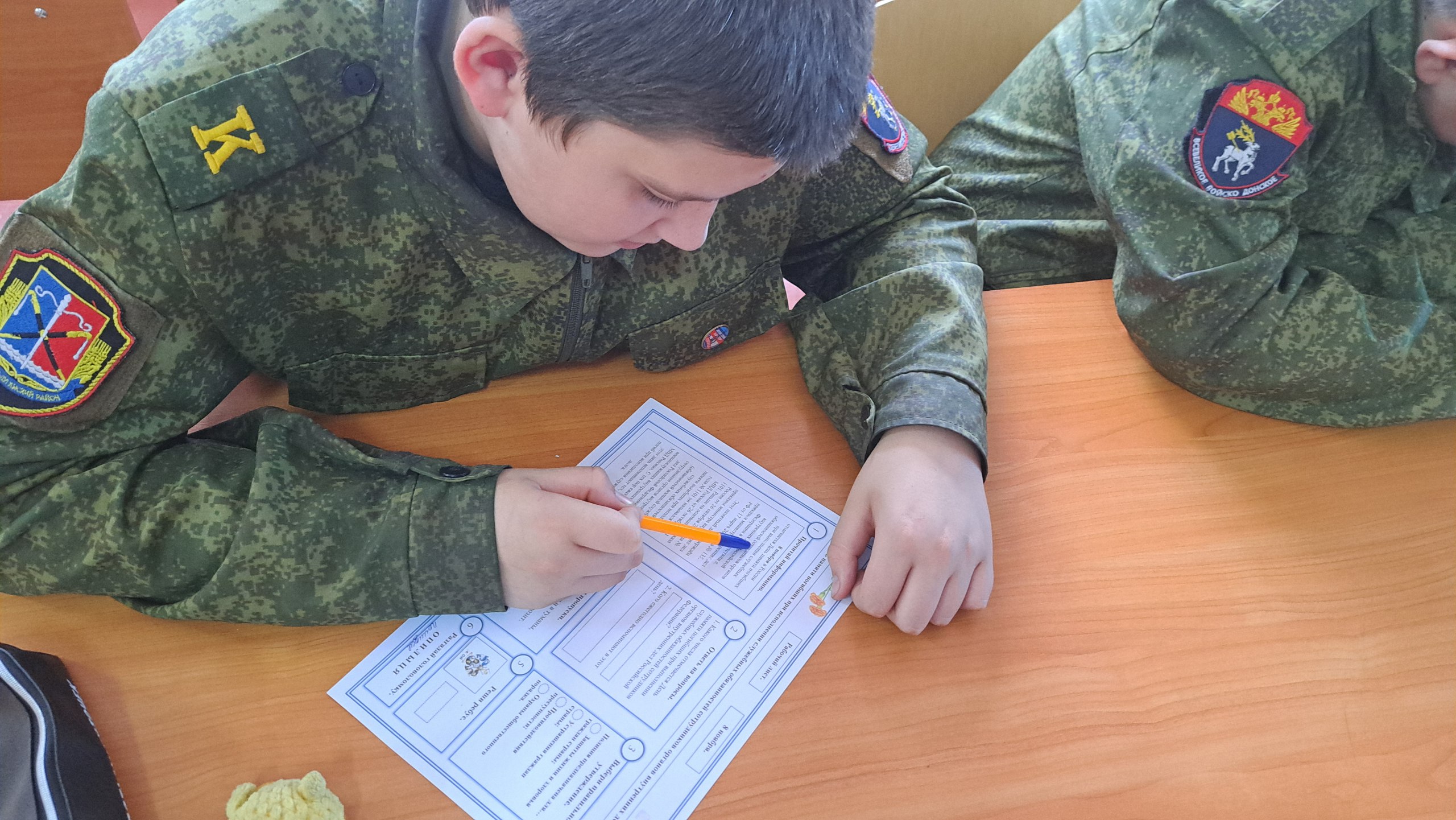 В преддверии Дня памяти погибших при выполнении служебных обязанностей сотрудников органов внутренних дел Российской Федерации в «Станично-Луганской средней школе имени Грекова П.М.» для 7-А кадетского класса провели... В преддверии Дня памяти погибших при выполнении служебных обязанностей сотрудников органов внутренних дел Российской Федерации в «Станично-Луганской средней школе имени Грекова П.М.» для 7-А кадетского класса провели...