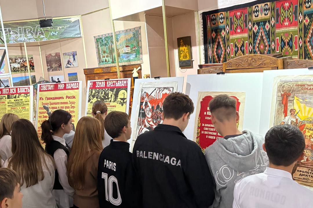 7 ноября в Свердловском краеведческом музее прошло открытие выставки оригинальных агитационных плакатов периода Октябрьской революции и Гражданской войны (1917–1922 гг.). В зале собрались ученики 8го класса ГБОУ... 7 ноября в Свердловском краеведческом музее прошло открытие выставки оригинальных агитационных плакатов периода Октябрьской революции и Гражданской войны (1917–1922 гг.). В зале собрались ученики 8го класса ГБОУ...