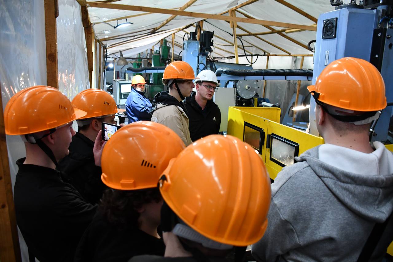 Константин Бутримов: СТУДЕНТЫ КОЛЛЕДЖА ПОБЫВАЛИ НА ЗАВОДЕ «ЛУГАМАШ»