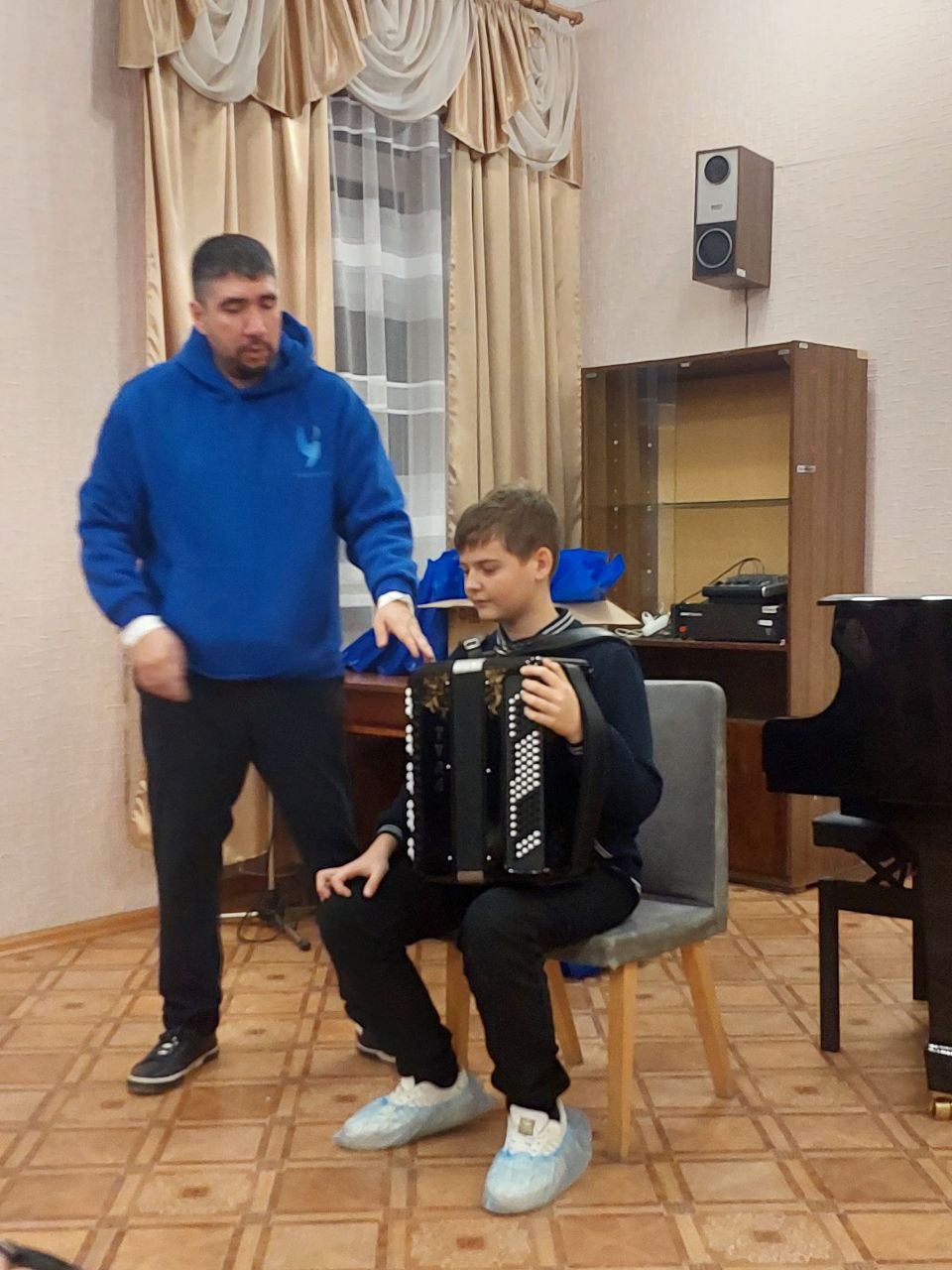 7 ноября в Краснодонской детской школе искусств имени А.Л. Корягина состоялась вдохновляющая творческая встреча и мастер-класс с известным преподавателем Тюменского государственного института культуры, депутатом Тюменской... 7 ноября в Краснодонской детской школе искусств имени А.Л. Корягина состоялась вдохновляющая творческая встреча и мастер-класс с известным преподавателем Тюменского государственного института культуры, депутатом Тюменской...