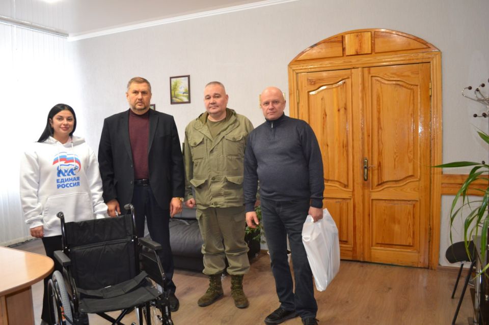 Единороссы передали кресло-коляску участнику СВО в Лутугино Единороссы передали кресло-коляску участнику СВО в Лутугино