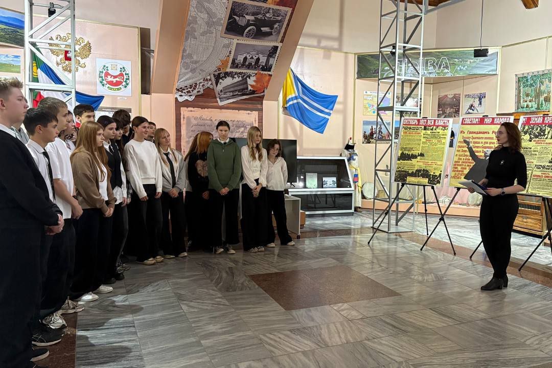 7 ноября в Свердловском краеведческом музее прошло открытие выставки оригинальных агитационных плакатов периода Октябрьской революции и Гражданской войны (1917–1922 гг.). В зале собрались ученики 8го класса ГБОУ... 7 ноября в Свердловском краеведческом музее прошло открытие выставки оригинальных агитационных плакатов периода Октябрьской революции и Гражданской войны (1917–1922 гг.). В зале собрались ученики 8го класса ГБОУ...