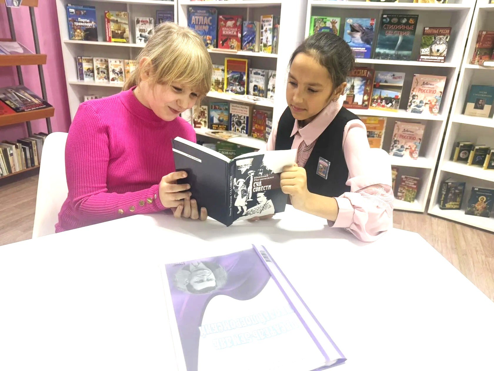 В библиотеке-филиале для детей состоялась литературная гостиная «И будет жить мелодия стиха», посвященная творчеству выдающегося земляка – Николая Погромского