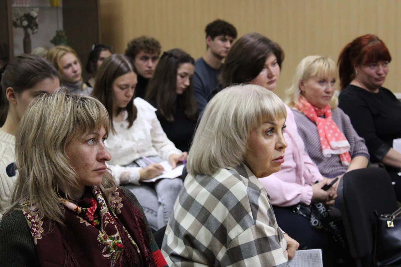 Луганские деятели культуры и студенты получили уникальную возможность пообщаться с выдающимся российским педагогом по сценической речи Марией Оссовской Луганские деятели культуры и студенты получили уникальную возможность пообщаться с выдающимся российским педагогом по сценической речи Марией Оссовской