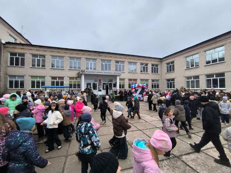 В ГБОУ ЛНР "Белокуракинская школа № 1" состоялась благотворительная ярмарка "Своих не бросаем", которая объединила детей и взрослых ради доброго дела В ГБОУ ЛНР "Белокуракинская школа № 1" состоялась благотворительная ярмарка "Своих не бросаем", которая объединила детей и взрослых ради доброго дела