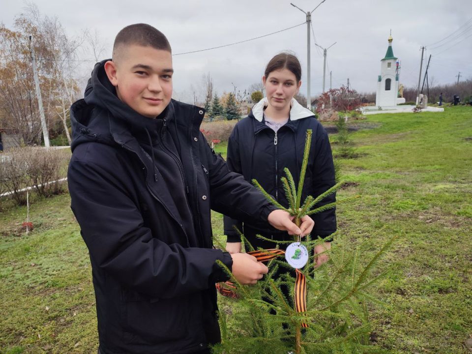 7 ноября, в рамках Всероссийской акции «Сад Памяти», жители поселка Городища, выпускники и первоклассники Городищенской средней школы № 23, семьи погибших участников СВО, члены первичного отделения Всероссийской политической... 7 ноября, в рамках Всероссийской акции «Сад Памяти», жители поселка Городища, выпускники и первоклассники Городищенской средней школы № 23, семьи погибших участников СВО, члены первичного отделения Всероссийской политической...