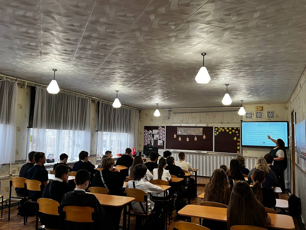 В Молодогвардейской средней школе №10 имени Л.Г. Шевцовой прошел значимый патриотический час, посвящённый Дню памяти погибших при выполнении служебных обязанностей сотрудников органов внутренних дел Российский Федерации В Молодогвардейской средней школе №10 имени Л.Г. Шевцовой прошел значимый патриотический час, посвящённый Дню памяти погибших при выполнении служебных обязанностей сотрудников органов внутренних дел Российский Федерации