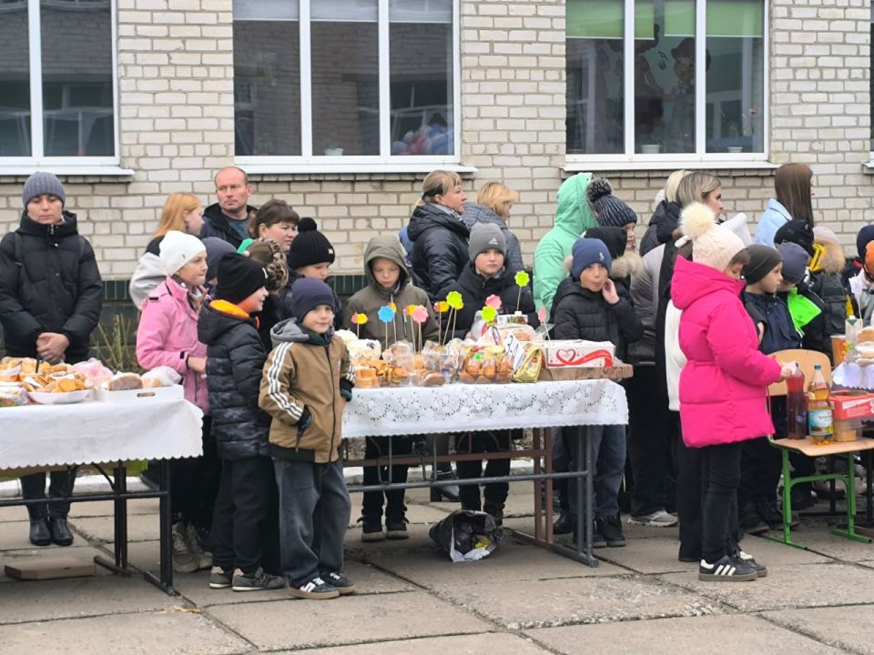 В ГБОУ ЛНР "Белокуракинская школа № 1" состоялась благотворительная ярмарка "Своих не бросаем", которая объединила детей и взрослых ради доброго дела В ГБОУ ЛНР "Белокуракинская школа № 1" состоялась благотворительная ярмарка "Своих не бросаем", которая объединила детей и взрослых ради доброго дела