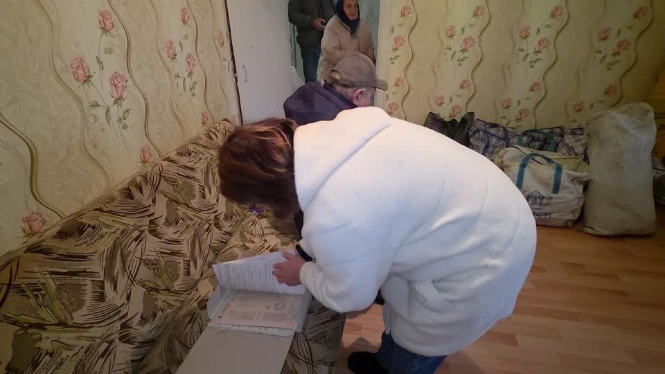 Анна Сорока: Сегодня в Луганске не было ни громких заявлений, ни пресс-конференций — только тихий шелест пакетов, скрип «ходунков» и слёзы, с трудом сдерживаемые людьми, впервые за девять лет ступившими на порог собственной...