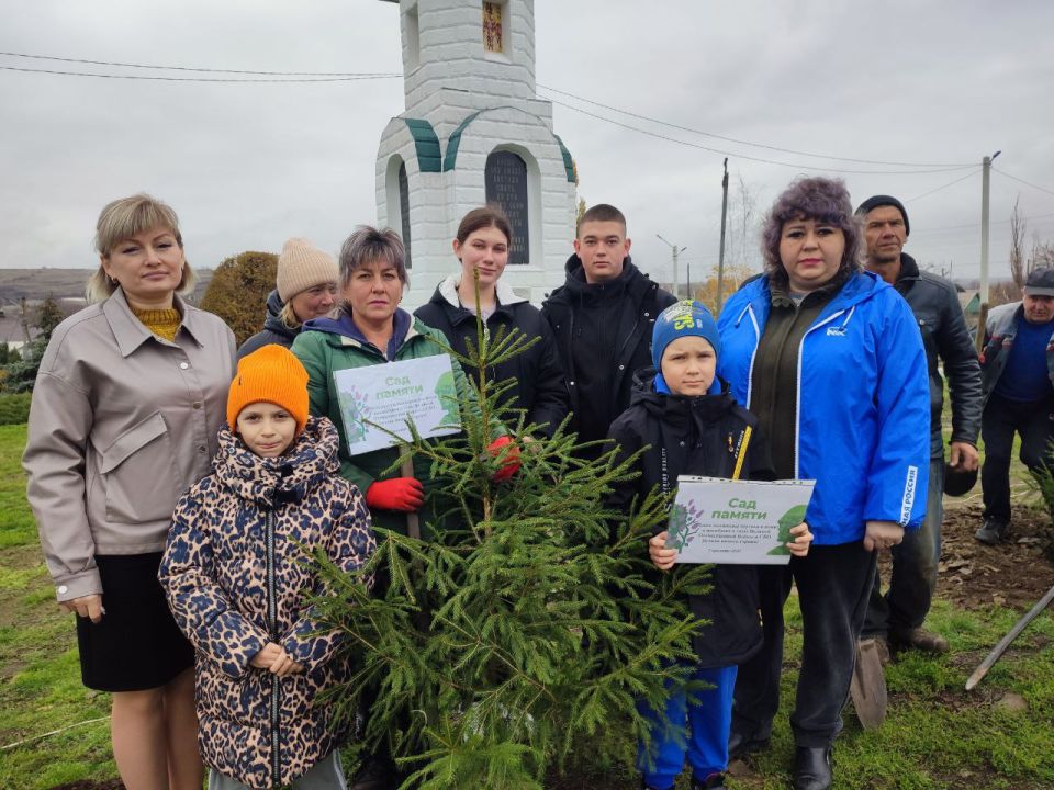 7 ноября, в рамках Всероссийской акции «Сад Памяти», жители поселка Городища, выпускники и первоклассники Городищенской средней школы № 23, семьи погибших участников СВО, члены первичного отделения Всероссийской политической... 7 ноября, в рамках Всероссийской акции «Сад Памяти», жители поселка Городища, выпускники и первоклассники Городищенской средней школы № 23, семьи погибших участников СВО, члены первичного отделения Всероссийской политической...