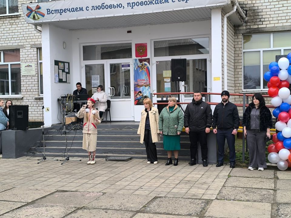 В ГБОУ ЛНР "Белокуракинская школа № 1" состоялась благотворительная ярмарка "Своих не бросаем", которая объединила детей и взрослых ради доброго дела В ГБОУ ЛНР "Белокуракинская школа № 1" состоялась благотворительная ярмарка "Своих не бросаем", которая объединила детей и взрослых ради доброго дела