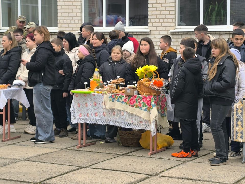 В ГБОУ ЛНР "Белокуракинская школа № 1" состоялась благотворительная ярмарка "Своих не бросаем", которая объединила детей и взрослых ради доброго дела В ГБОУ ЛНР "Белокуракинская школа № 1" состоялась благотворительная ярмарка "Своих не бросаем", которая объединила детей и взрослых ради доброго дела