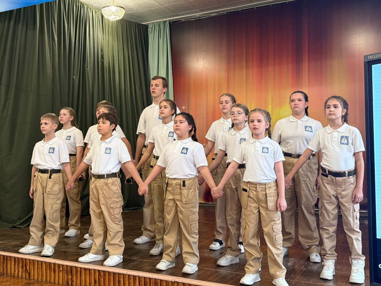 Инна Швенк: В ГУ ЛНР «Луганская гимназия N 30 имени Н.Т. Фесенко», в честь Дня Народного Единства, состоялся торжественный концерт, оставивший в сердцах зрителей искру радости и гордости Инна Швенк: В ГУ ЛНР «Луганская гимназия N 30 имени Н.Т. Фесенко», в честь Дня Народного Единства, состоялся торжественный концерт, оставивший в сердцах зрителей искру радости и гордости