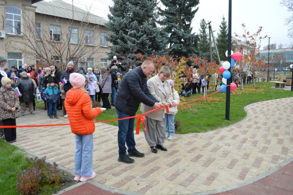 В Белокуракинском муниципальном округе состоялось открытие новой детской площадки, созданной в рамках проекта «Формирование комфортной городской среды» В Белокуракинском муниципальном округе состоялось открытие новой детской площадки, созданной в рамках проекта «Формирование комфортной городской среды»