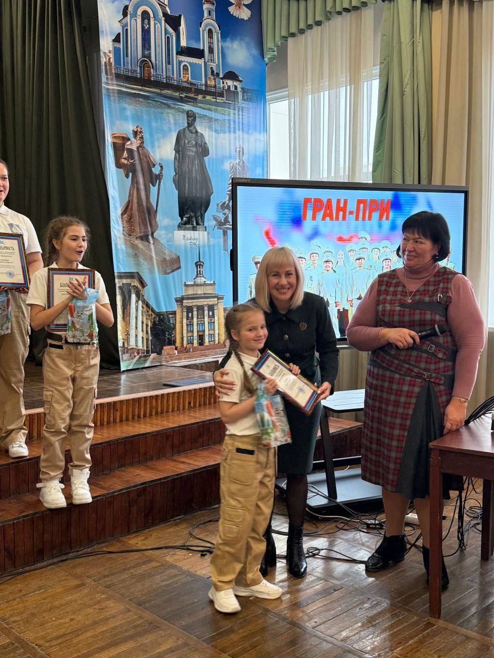 Инна Швенк: В ГУ ЛНР «Луганская гимназия N 30 имени Н.Т. Фесенко», в честь Дня Народного Единства, состоялся торжественный концерт, оставивший в сердцах зрителей искру радости и гордости Инна Швенк: В ГУ ЛНР «Луганская гимназия N 30 имени Н.Т. Фесенко», в честь Дня Народного Единства, состоялся торжественный концерт, оставивший в сердцах зрителей искру радости и гордости