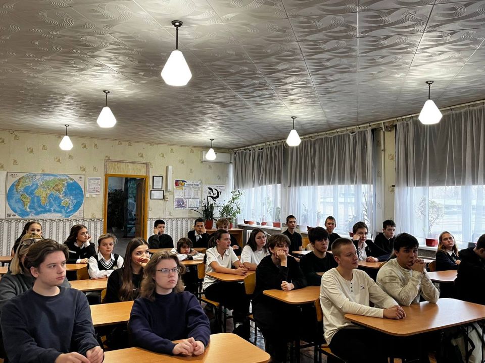 В Молодогвардейской средней школе №10 имени Л.Г. Шевцовой прошел значимый патриотический час, посвящённый Дню памяти погибших при выполнении служебных обязанностей сотрудников органов внутренних дел Российский Федерации В Молодогвардейской средней школе №10 имени Л.Г. Шевцовой прошел значимый патриотический час, посвящённый Дню памяти погибших при выполнении служебных обязанностей сотрудников органов внутренних дел Российский Федерации
