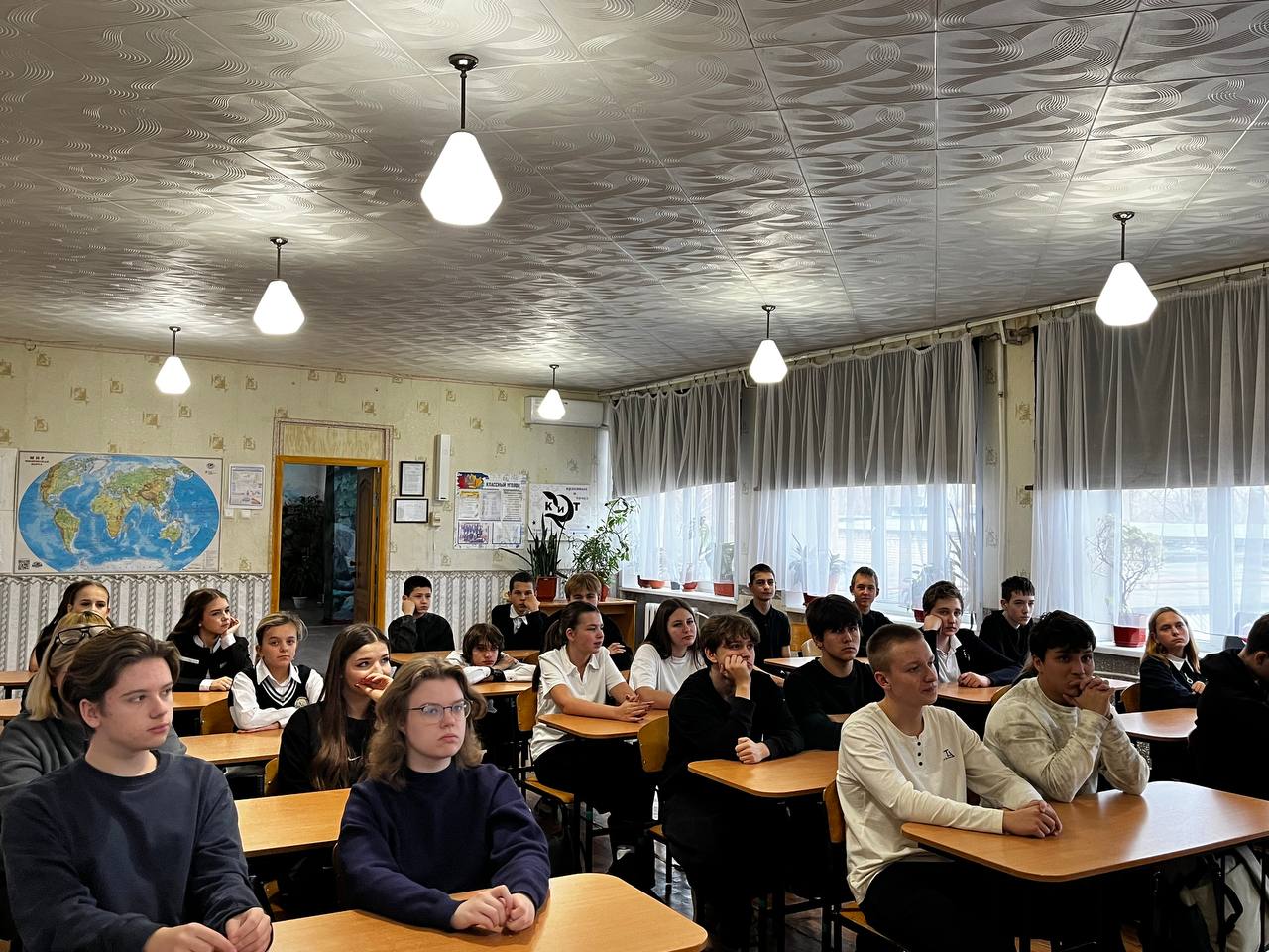 В Молодогвардейской средней школе №10 имени Л.Г. Шевцовой прошел значимый патриотический час, посвящённый Дню памяти погибших при выполнении служебных обязанностей сотрудников органов внутренних дел Российский Федерации В Молодогвардейской средней школе №10 имени Л.Г. Шевцовой прошел значимый патриотический час, посвящённый Дню памяти погибших при выполнении служебных обязанностей сотрудников органов внутренних дел Российский Федерации