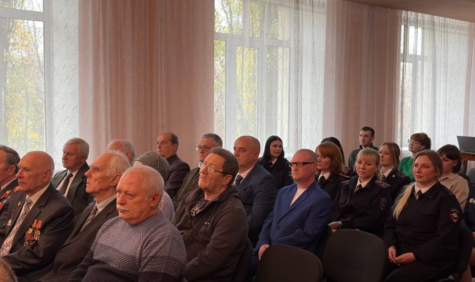 Сергей Соловьев: В преддверии Дня сотрудника органов внутренних дел в Краснолучском ДК им. В.И.Ленина царила по-настоящему теплая и торжественная атмосфера Сергей Соловьев: В преддверии Дня сотрудника органов внутренних дел в Краснолучском ДК им. В.И.Ленина царила по-настоящему теплая и торжественная атмосфера