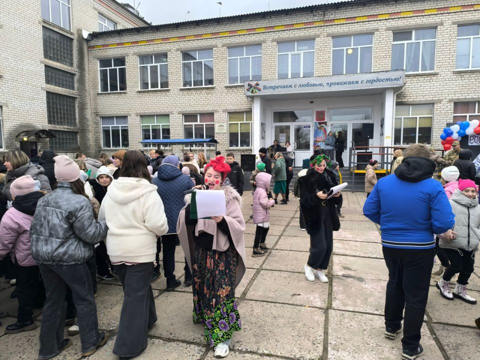В ГБОУ ЛНР "Белокуракинская школа № 1" состоялась благотворительная ярмарка "Своих не бросаем", которая объединила детей и взрослых ради доброго дела В ГБОУ ЛНР "Белокуракинская школа № 1" состоялась благотворительная ярмарка "Своих не бросаем", которая объединила детей и взрослых ради доброго дела