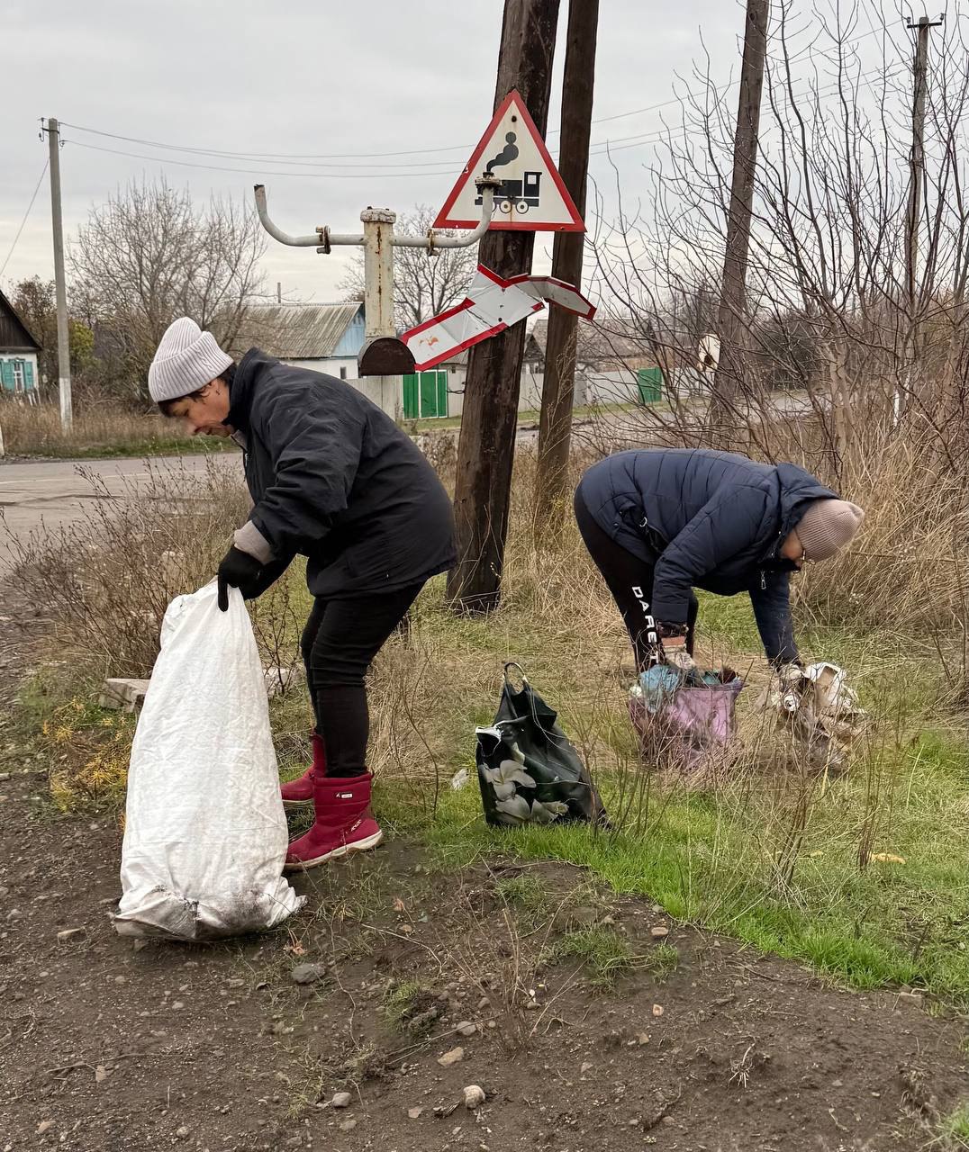 Активисты партийного проекта "Чистая страна" провели субботник в пгт.Софиевский Активисты партийного проекта "Чистая страна" провели субботник в пгт.Софиевский
